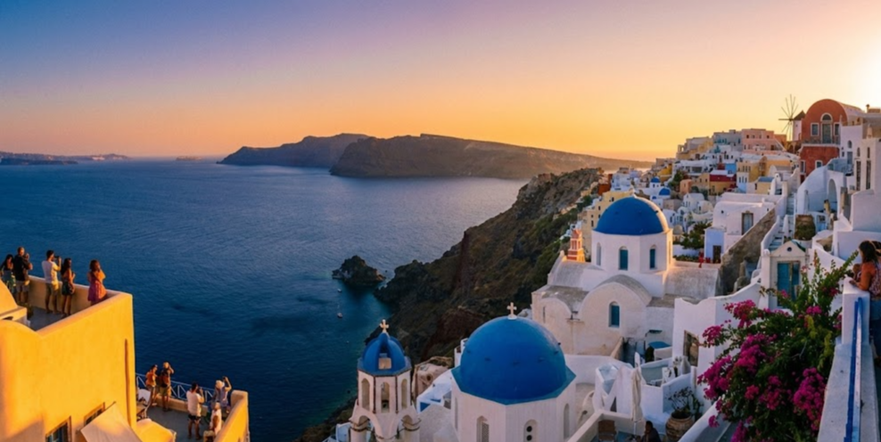 산토리니 이아 마을의 하얀 건물과 에게해 전망