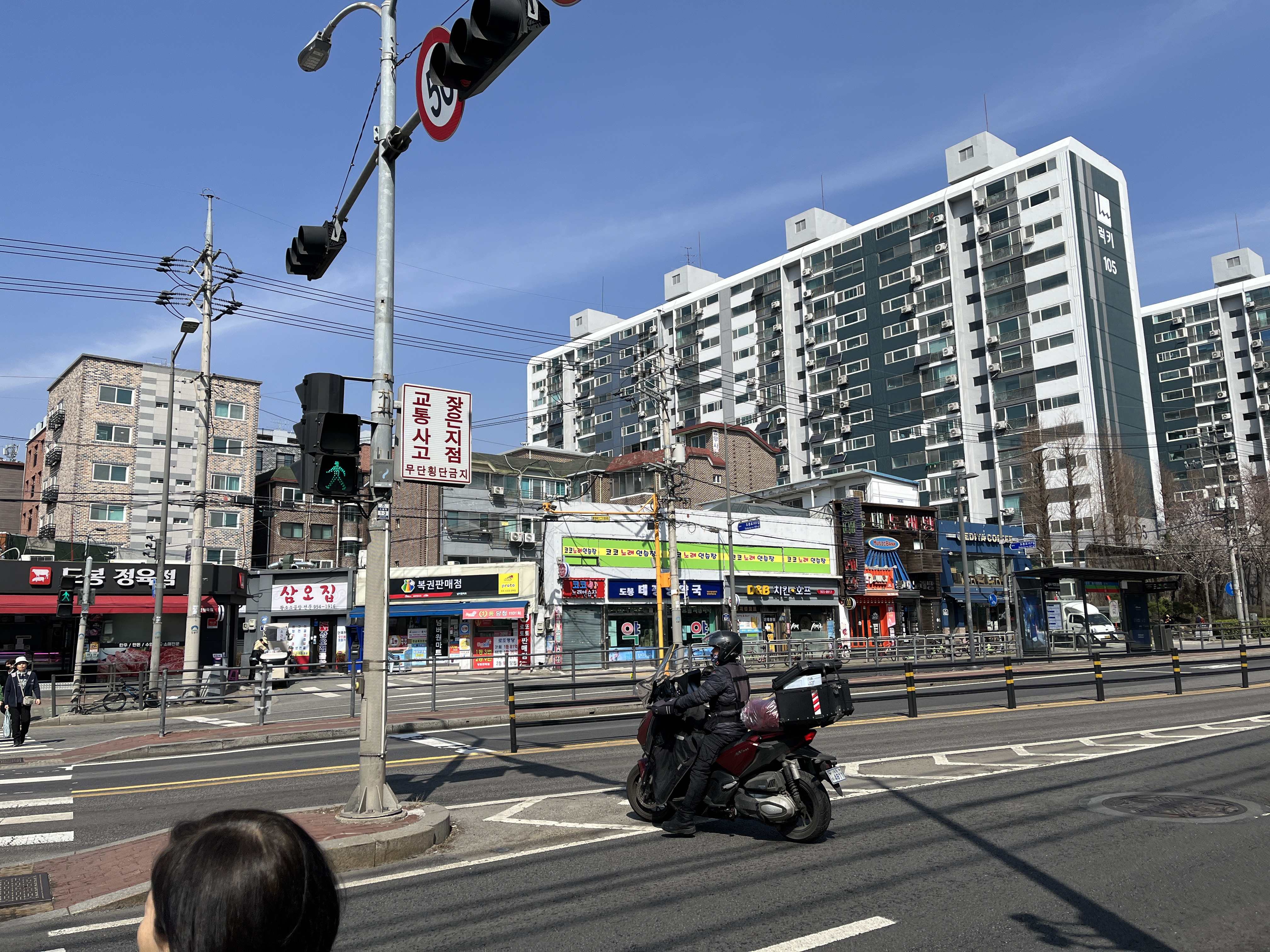 메가 옆의 이디야, 이디야 옆의 메가