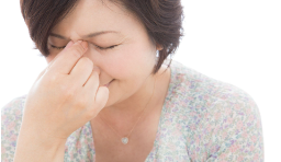 눈이 아픈 여성