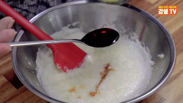 볼에 간장을 넣는 모습