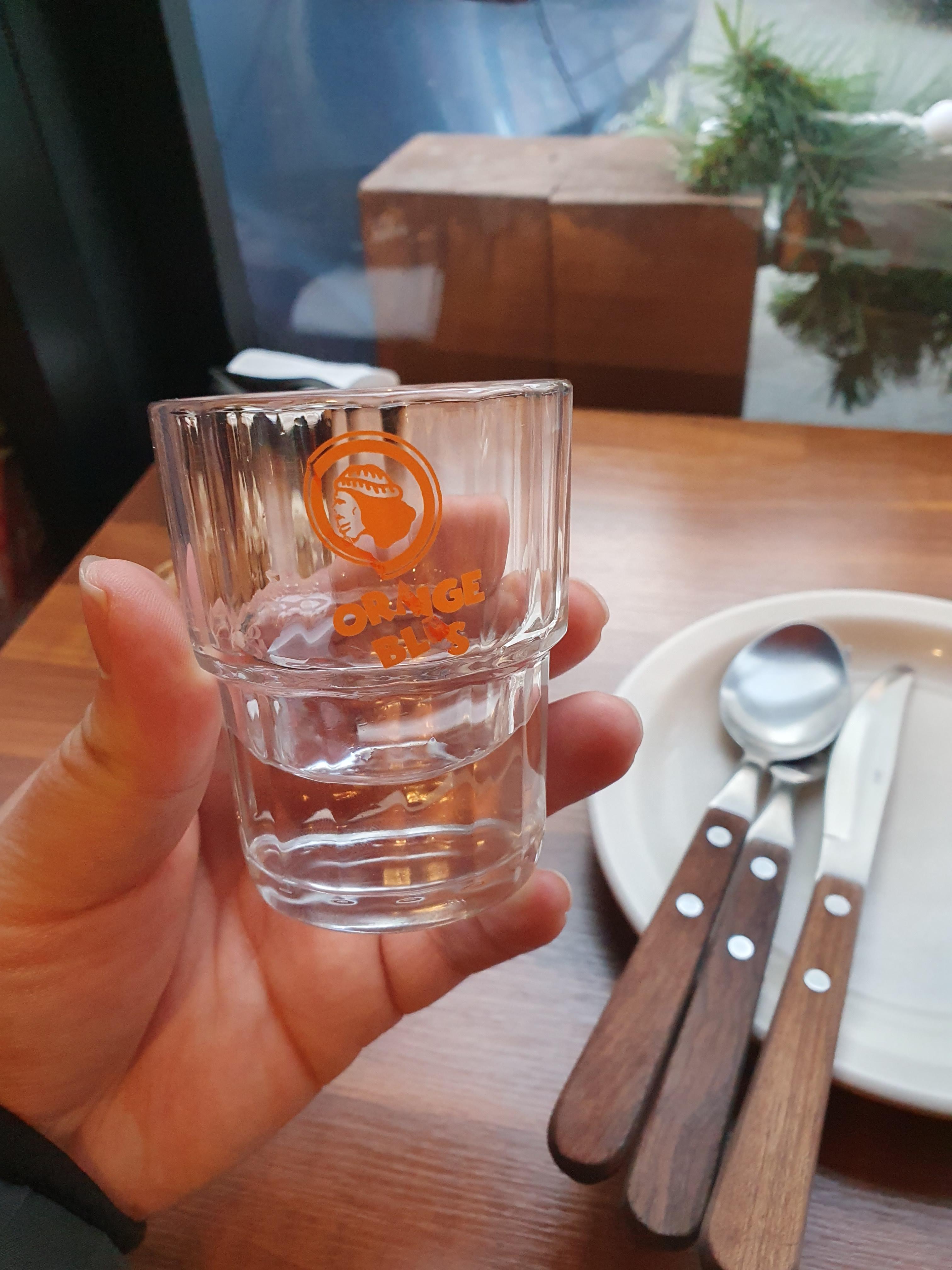 오렌지 블루스 기본 플레이팅에 있는 물컵