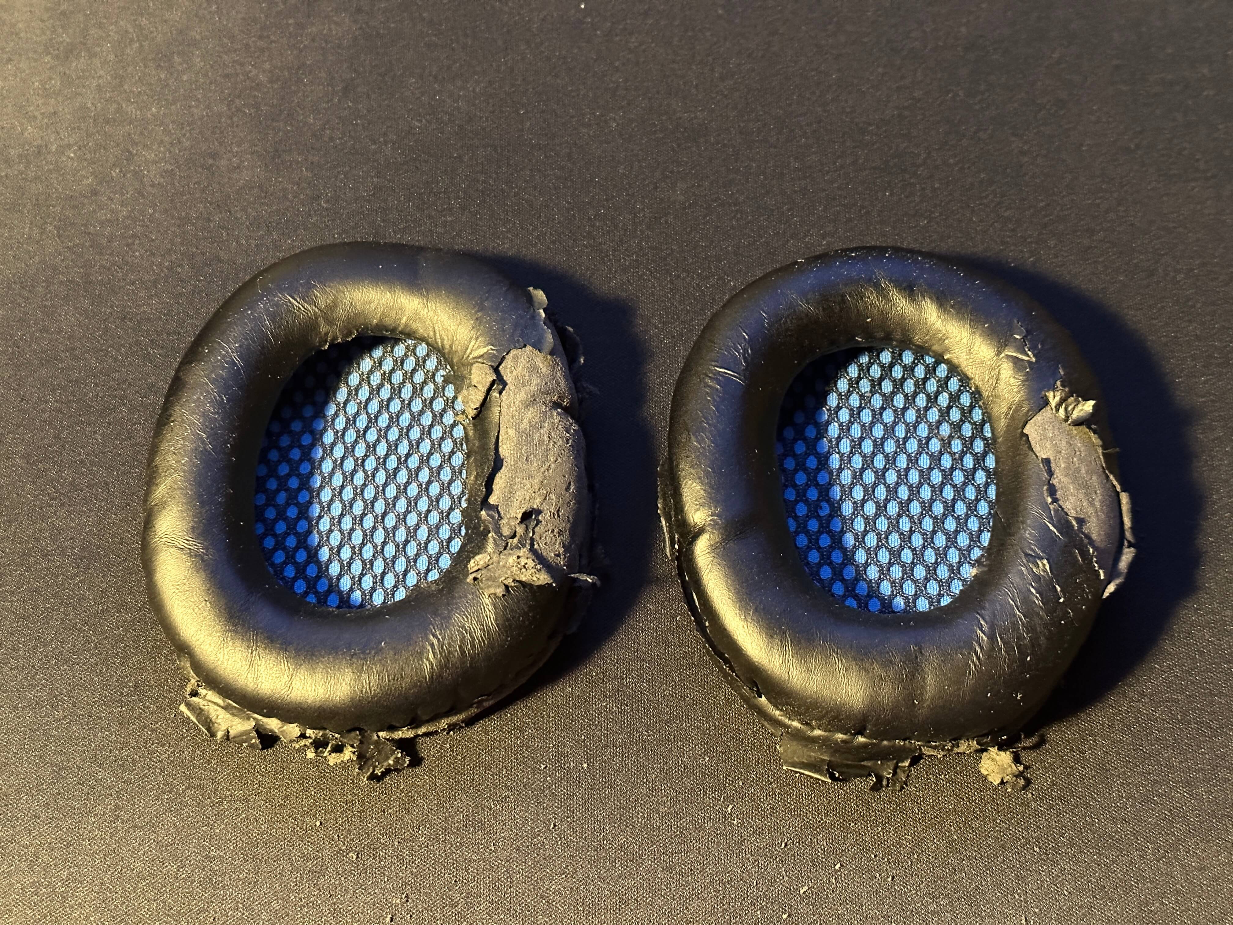 헤드셋 가죽이 오래되서 벗겨져 있다.