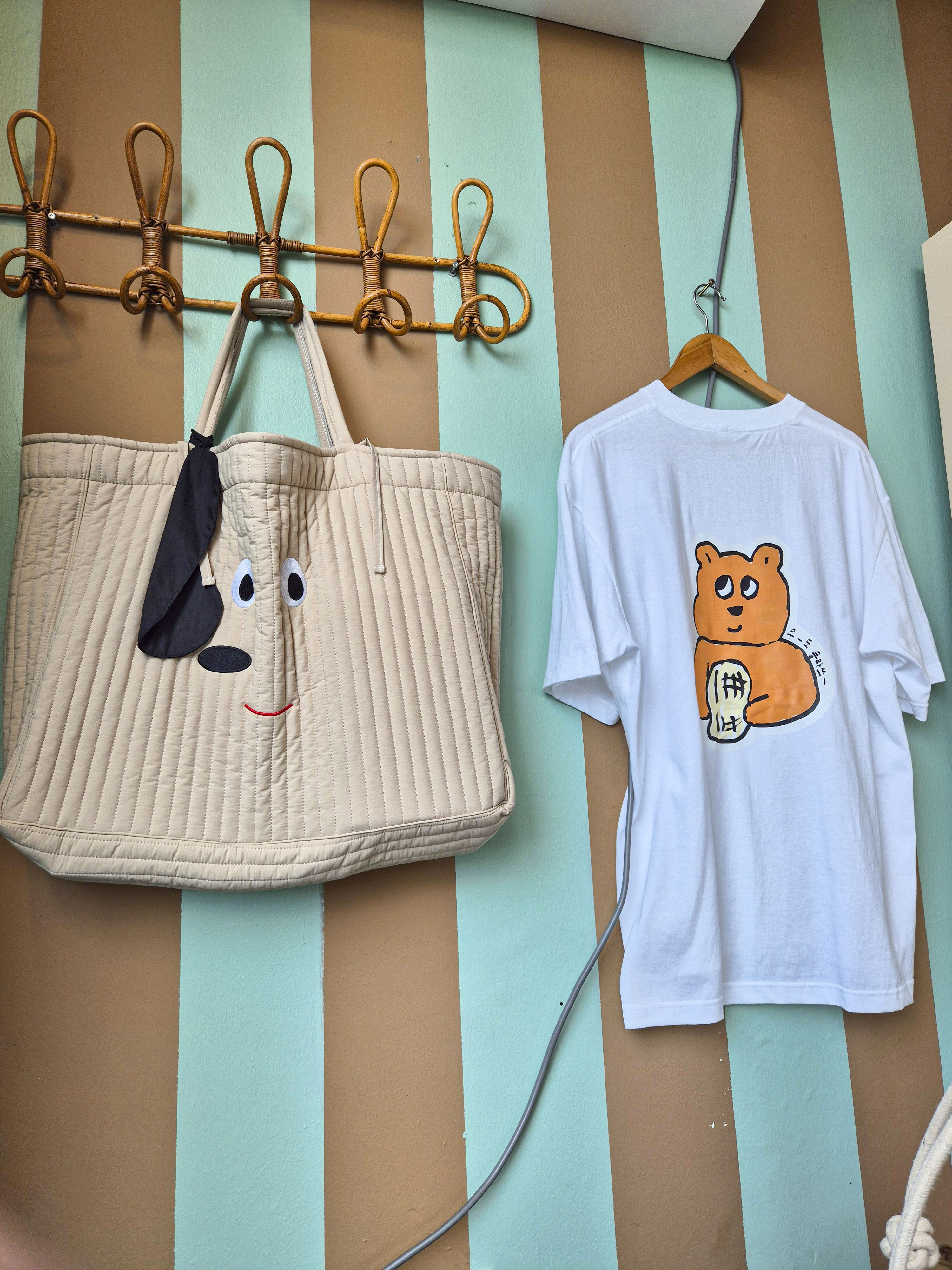 한쪽 벽에 걸린 인테리어 소품