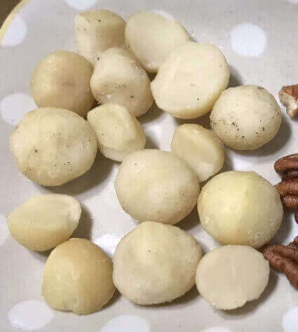 트레이더스에서 구매한 마카다미아를 직접 찍은 사진입니다.