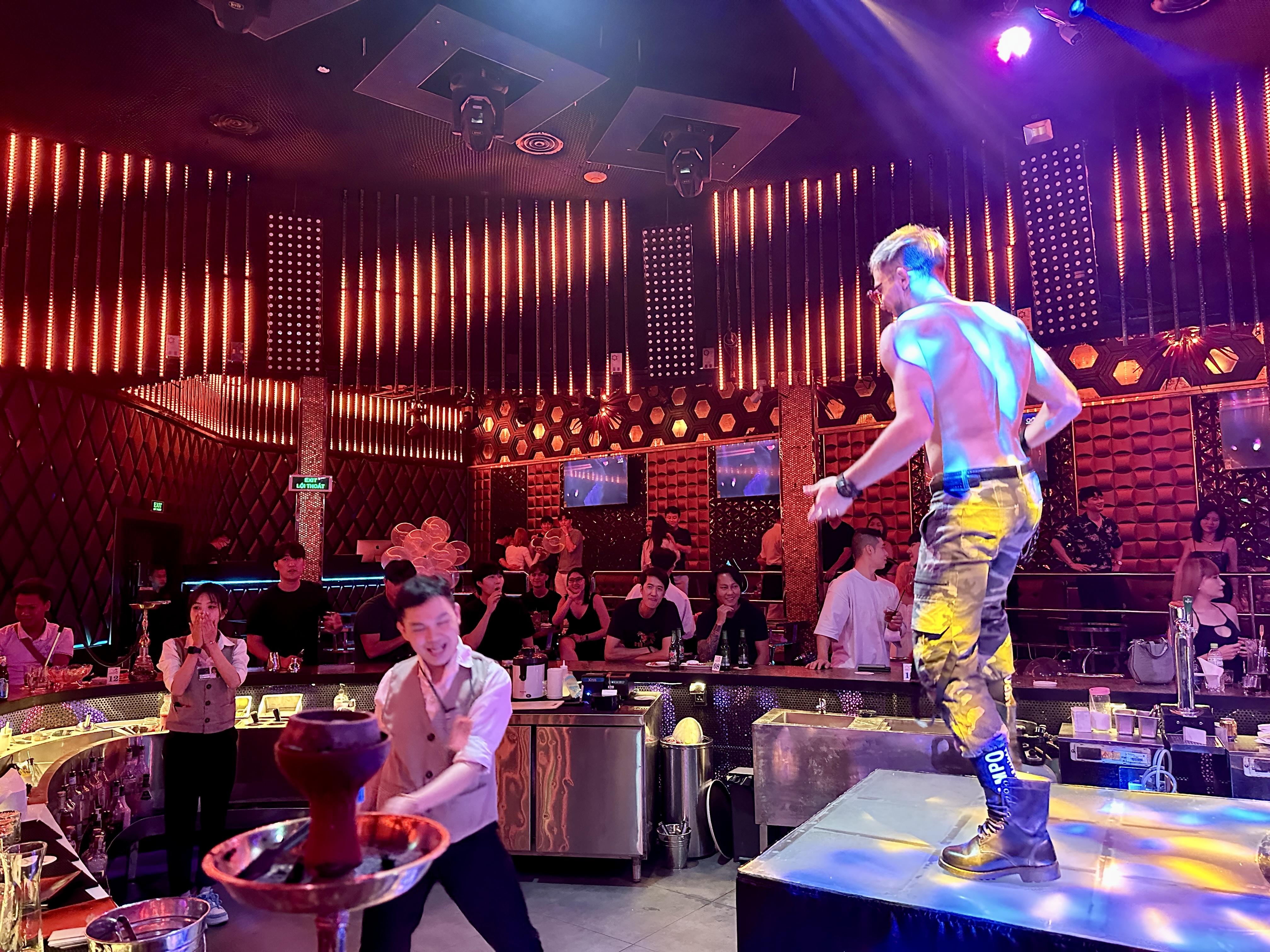 다낭 오큐펍 댄서