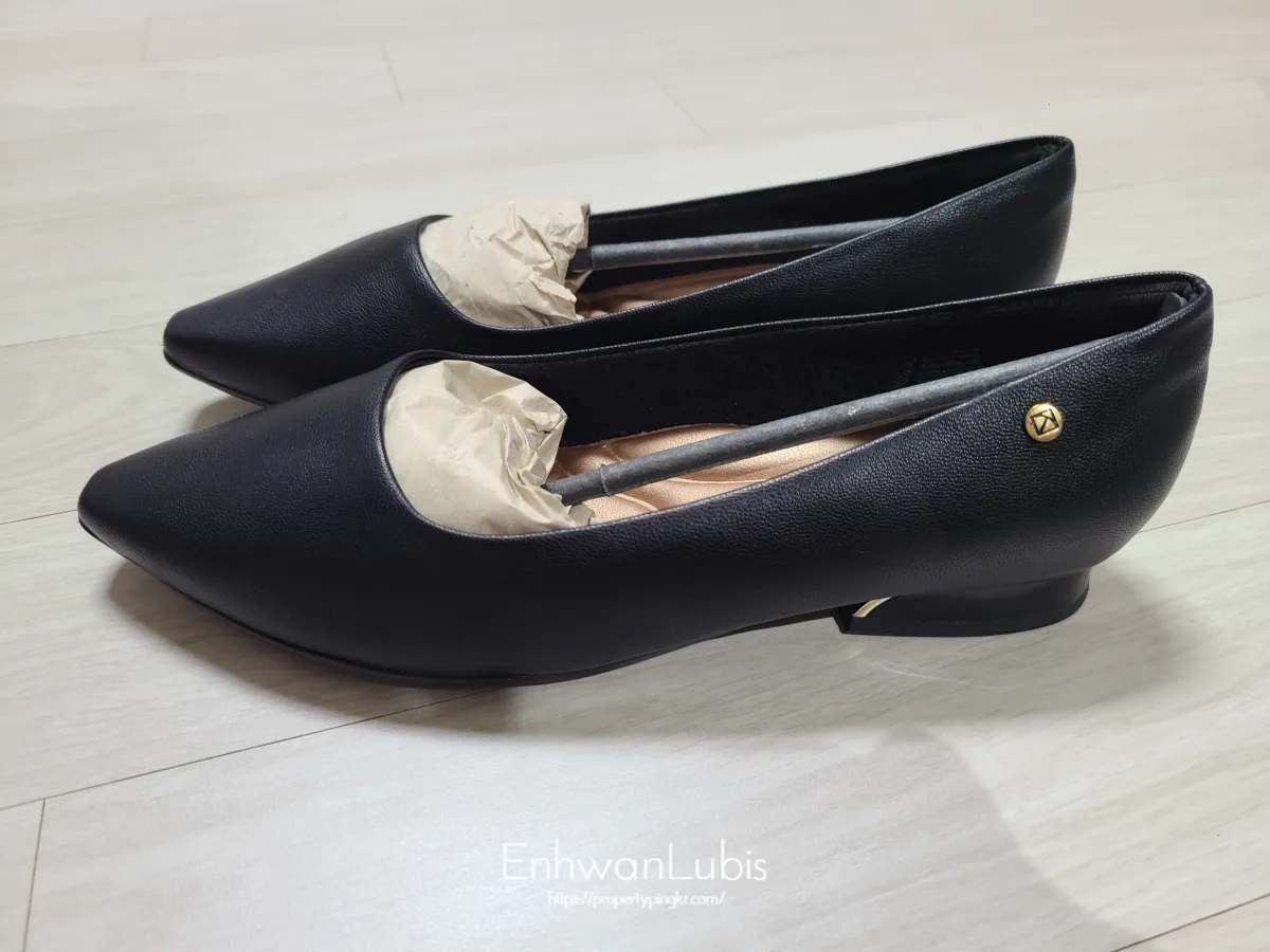 박스에서-막-꺼낸-피카딜리구두-작은-금색의-둥근장식이-붙여있는-구두속에-종이와-고정용-막대가-들어가있다