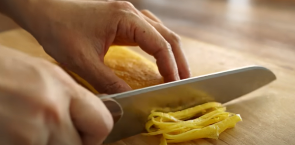 계란 지단을 썰고 있습니다