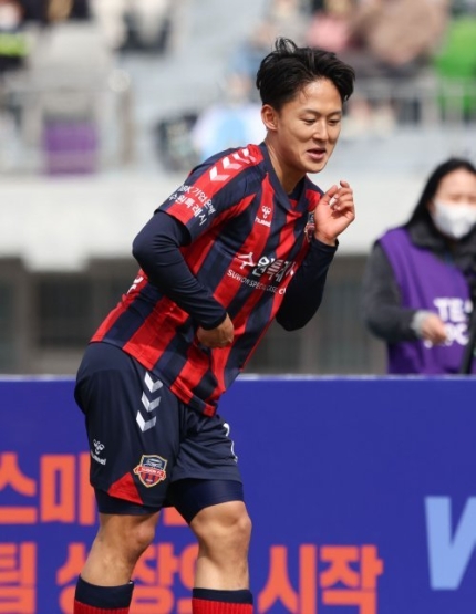 이승우 선수가 골을 넣고 춤추고 있다