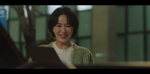 허탈하게-웃고-있는-정숙