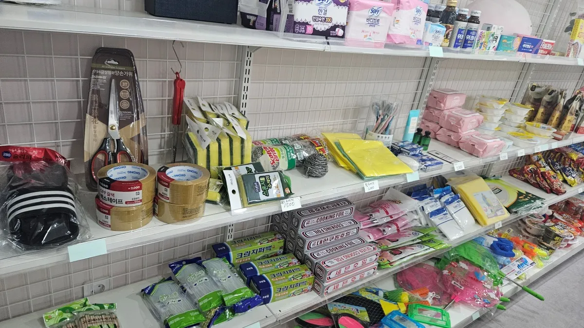 다양한-물건들이-올려져있는-매점의-선반