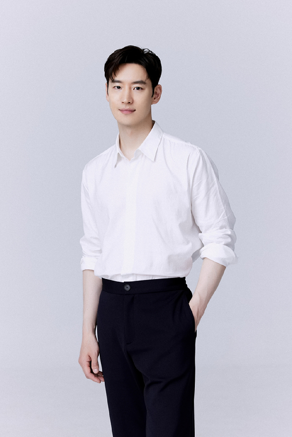 배우 이제훈이 '수사반장 1958' 종영 기념 인터뷰에 앞서 사진촬영을 하고 있다. [사진=컴퍼니온]