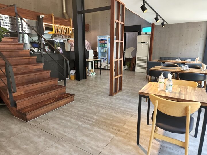 가게안의 테이블과 의자, 그리고 2층으로 올라가는계단