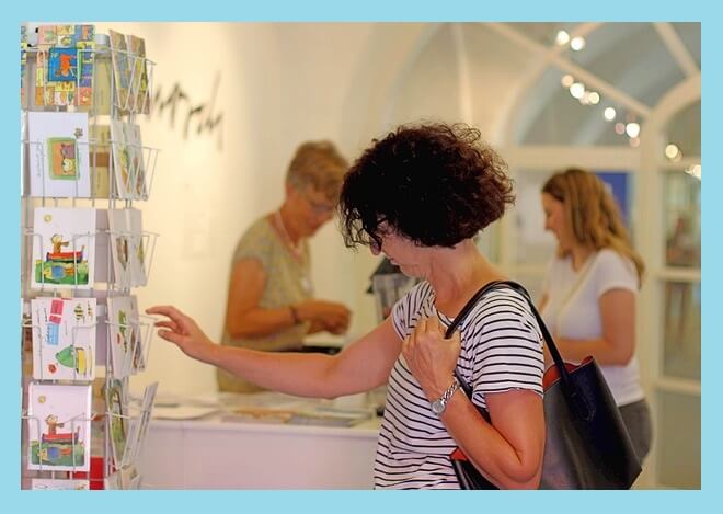 전시-굿즈-고르는-여자-옆모습