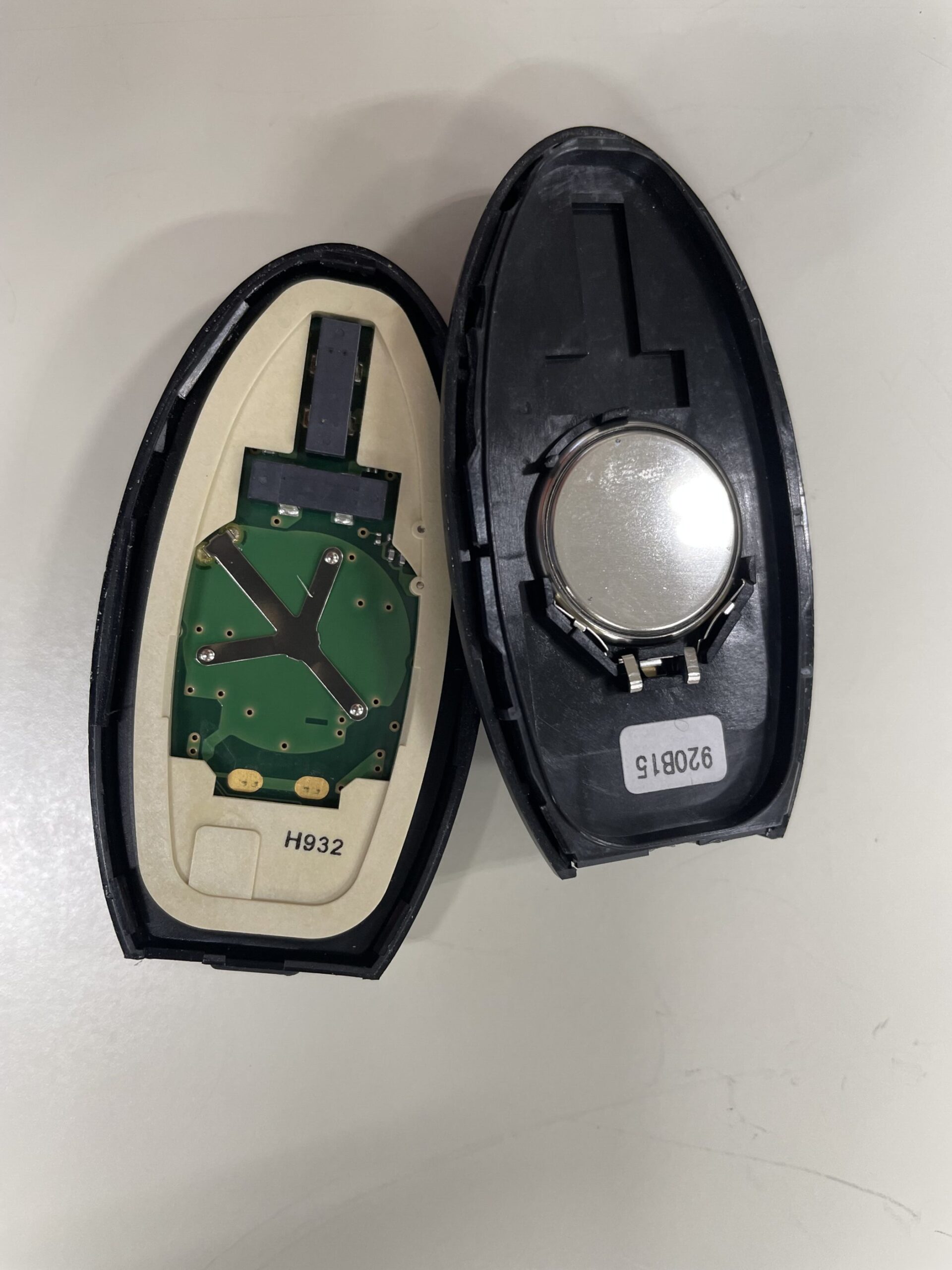 스마트키 배터리를 교체하는 과정을 보여주는 사진