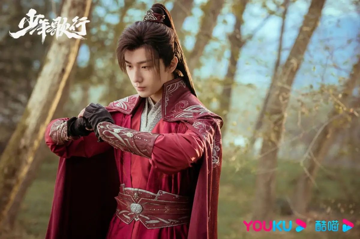 붉은옷을-입고-인사하는-소슬