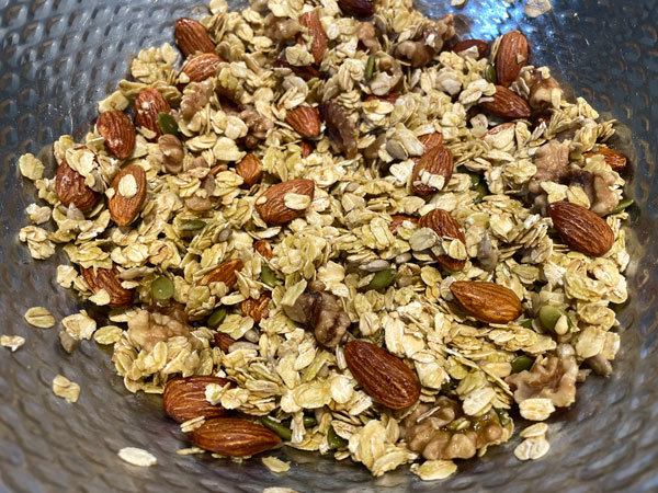 수제 그래놀라 재료 골고루 섞기
