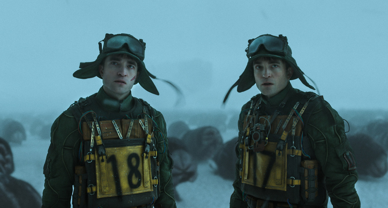 미키17 영화 사진