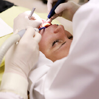 치과-치료를-받고-있는-여성-사진