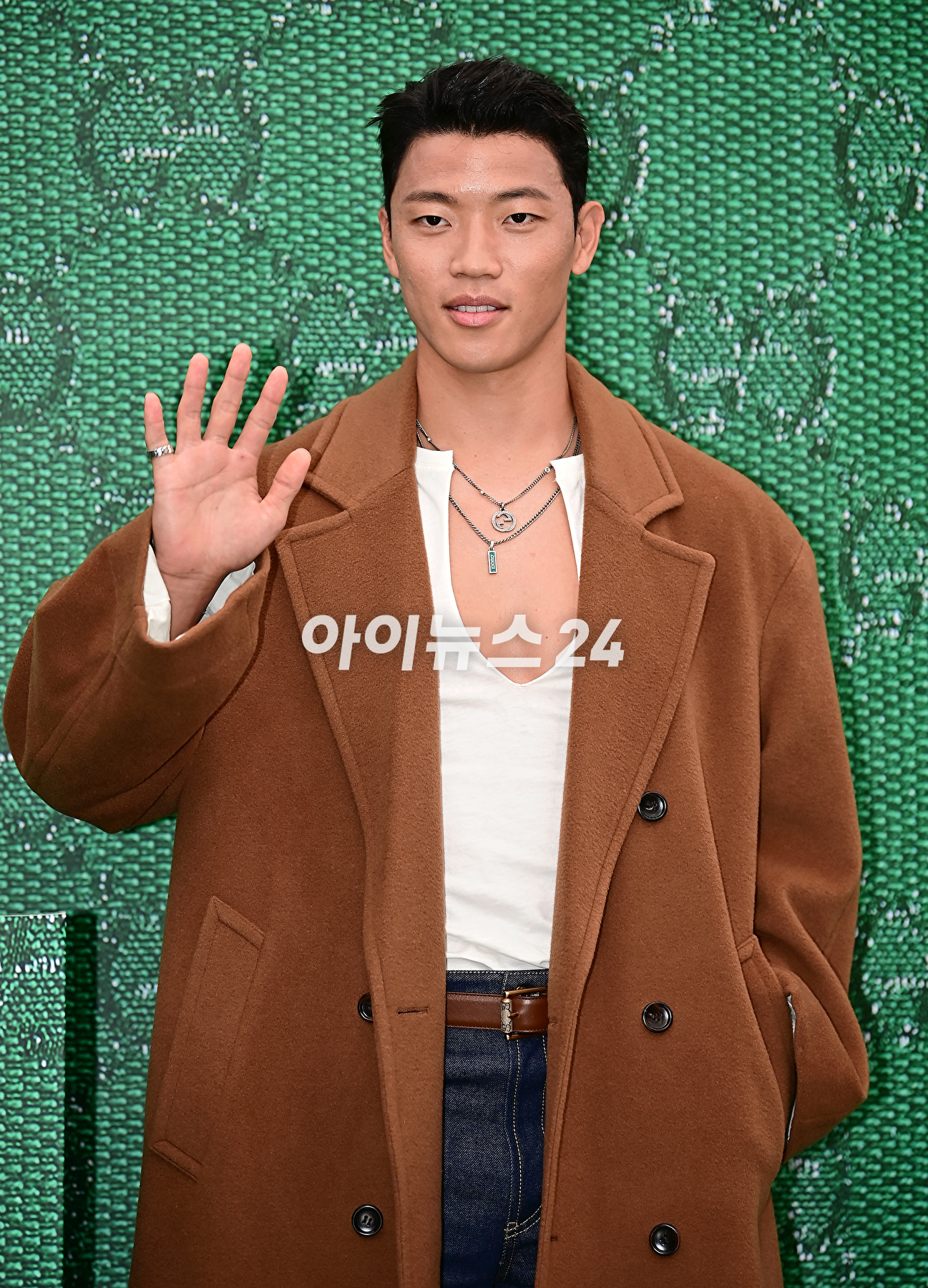 축구선수 황희찬이 6일 오후 서울 용산구 구찌가옥에서 열린 구찌(GUCCI) 신제품 출시 기념 행사에서 포토타임을 갖고 있다. [사진=곽영래 기자]