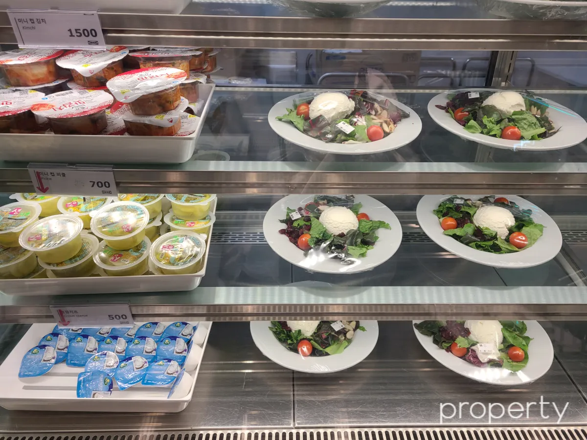 배식대에있는-리코타치즈샐러드-피클-크림치즈-김치