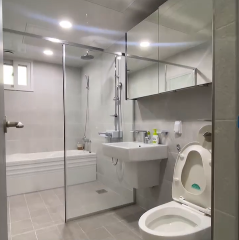 이 집의 특징은 화장실이 좀 넓은편이다.