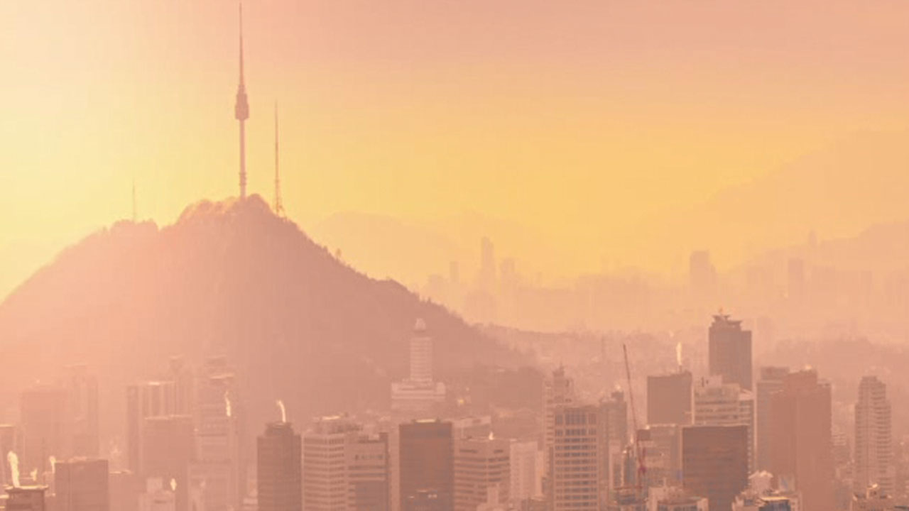 미세먼지와 황사로 뿌옇게 덮인 도시 풍경