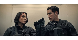 왼) ‘닉 칸’(골쉬프테 파라하니) 오) ‘야즈’(아담 베사)