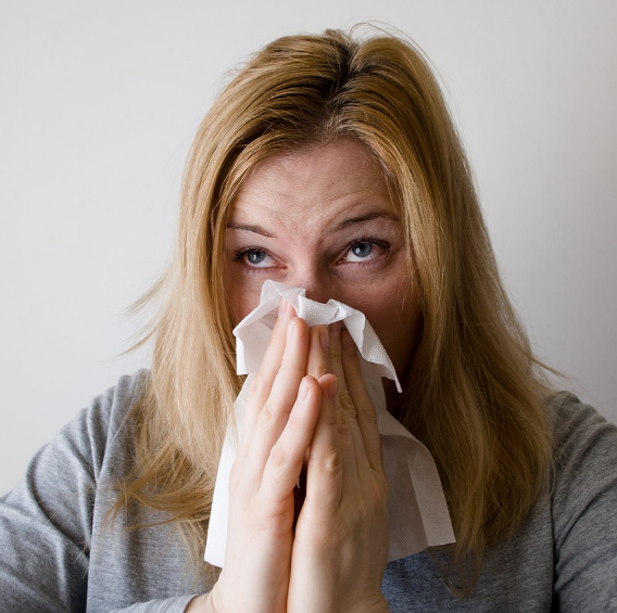 코푸는 여자 사진