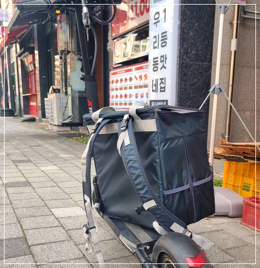킥보드에 배민 가방