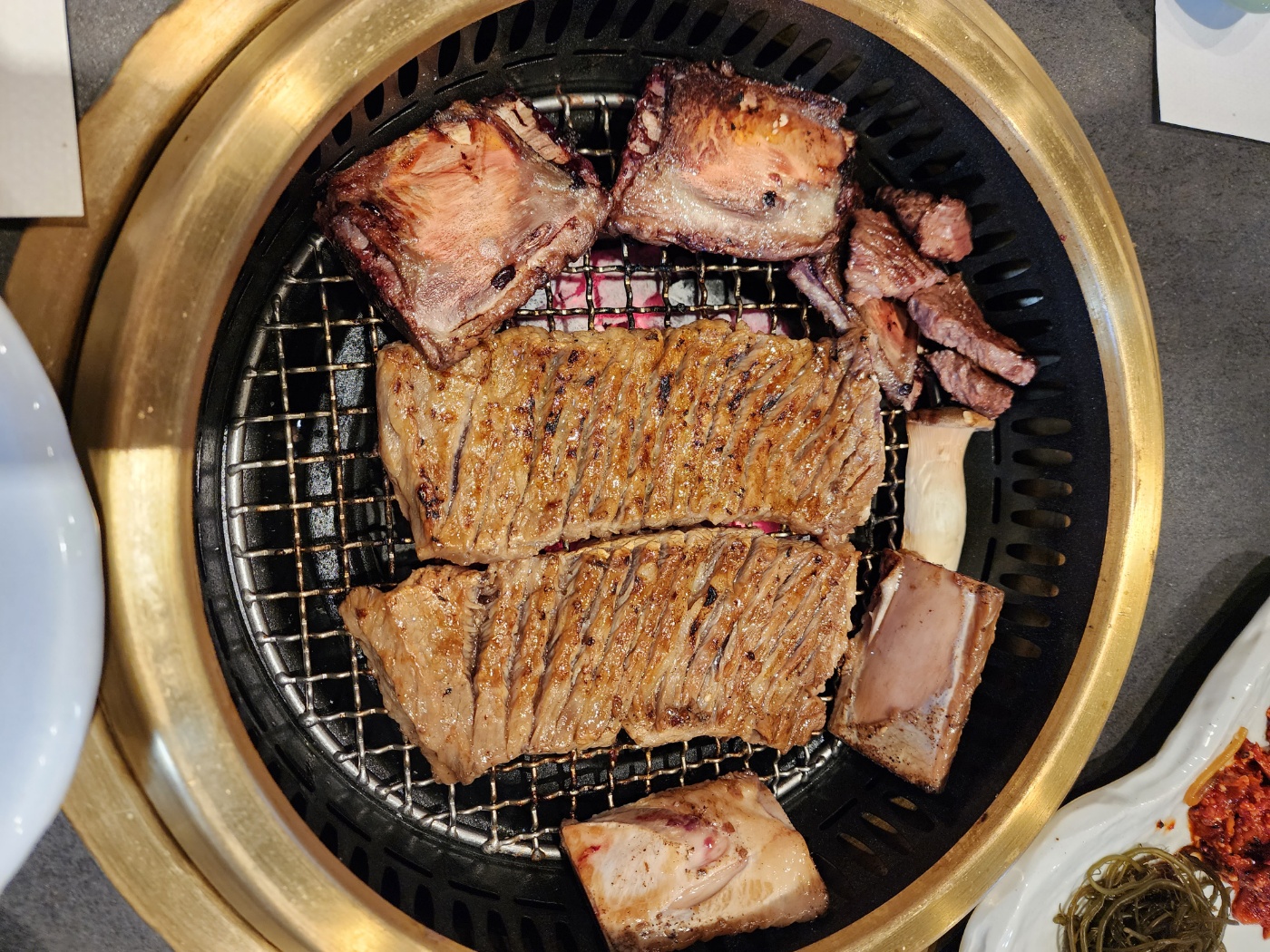 불판에 구워지고 있는 갈비