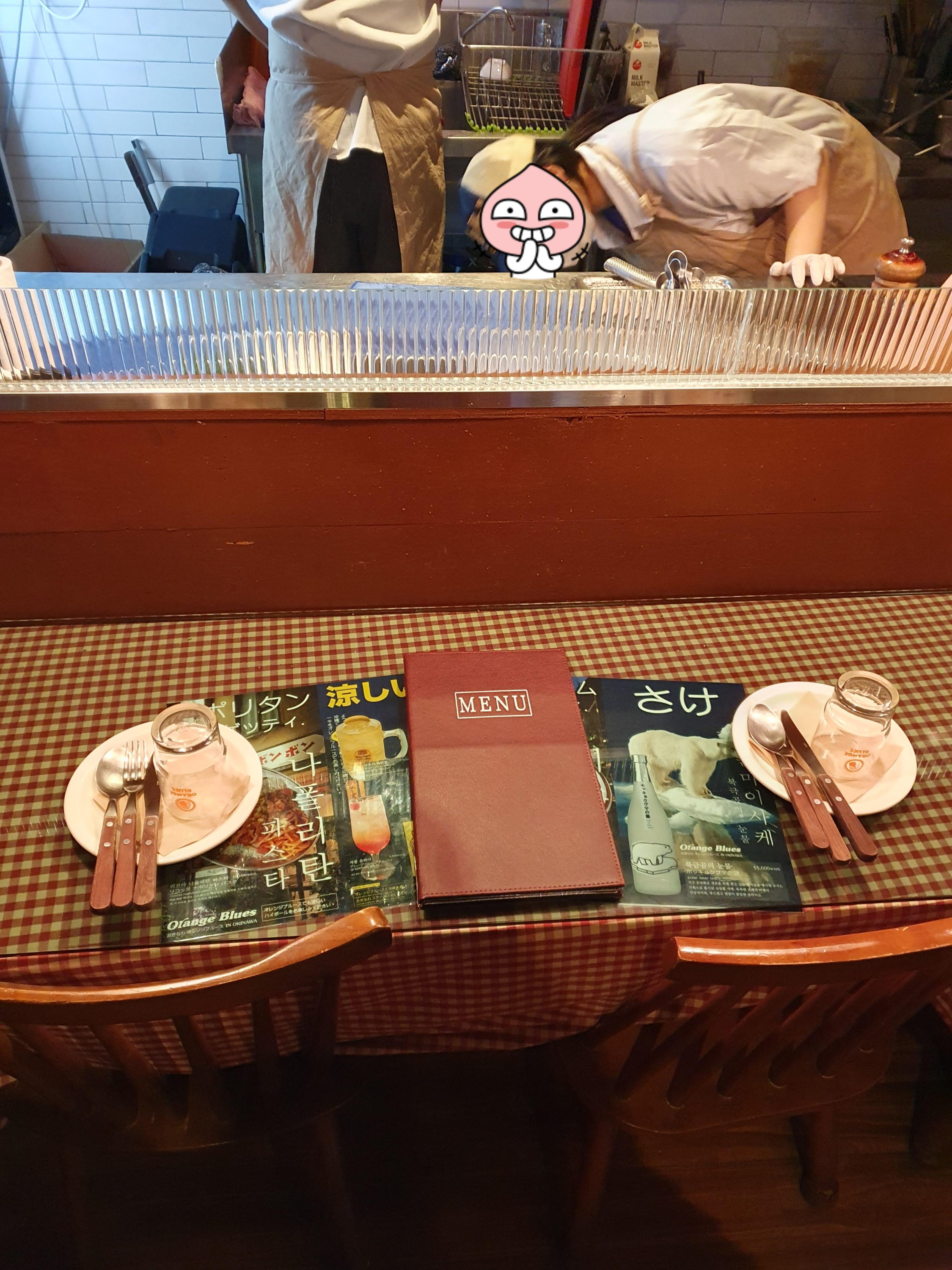 바처럼 조리대 앞에서도 식사가 가능합니다. 최대 4인 앉을수 있습니다.