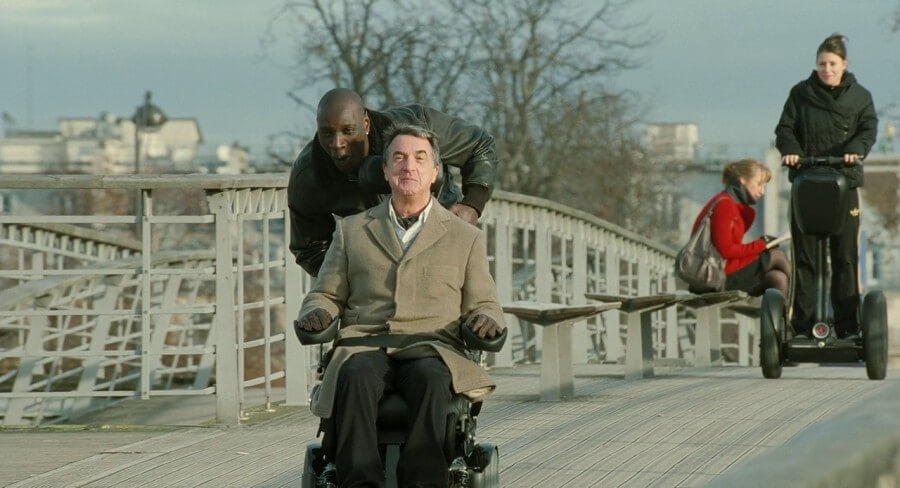 영화 '언터처블 1%의 우정'의 필립과 드리스가 함께 있는 장면