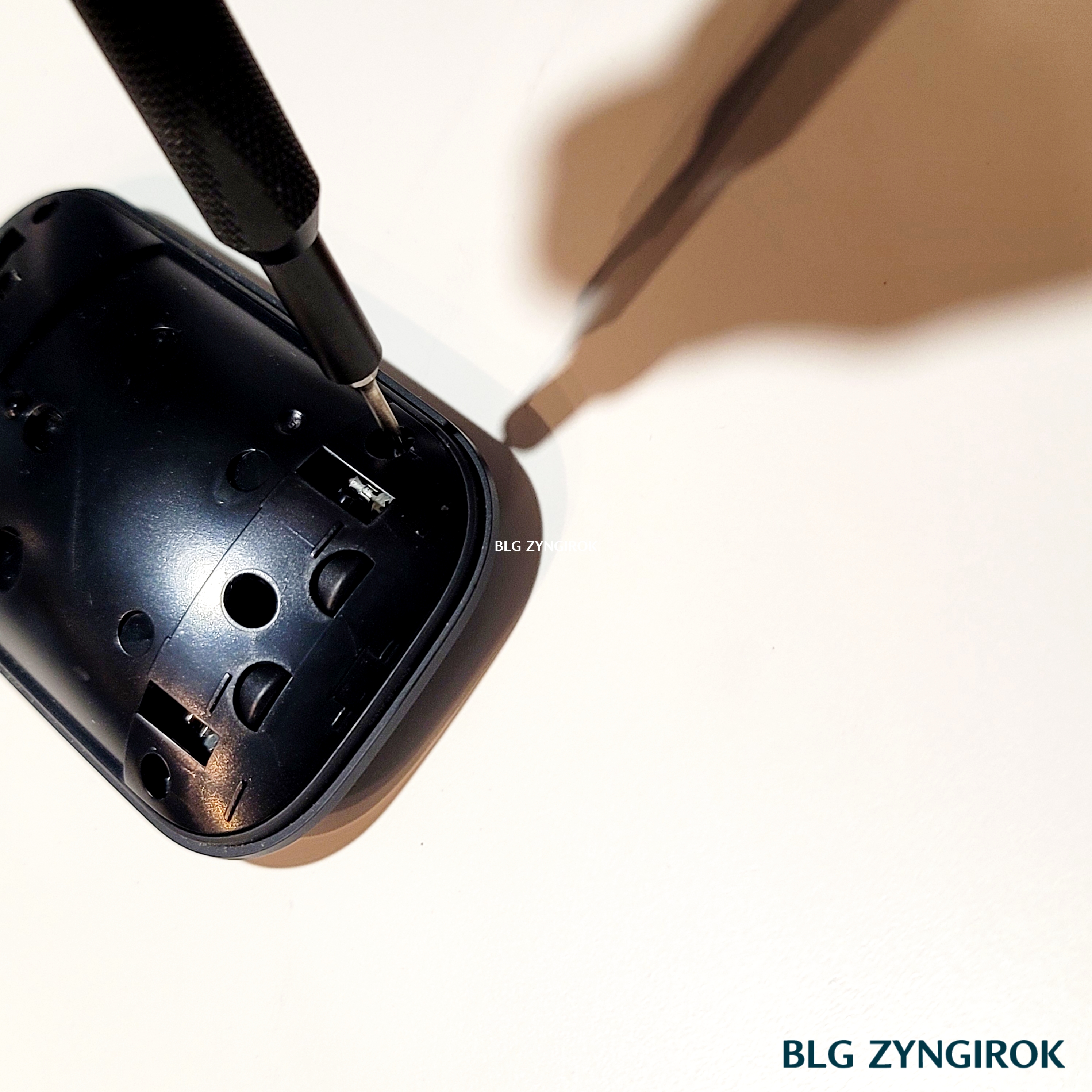 MS Design Mouse에서 네번째 나사 분리중