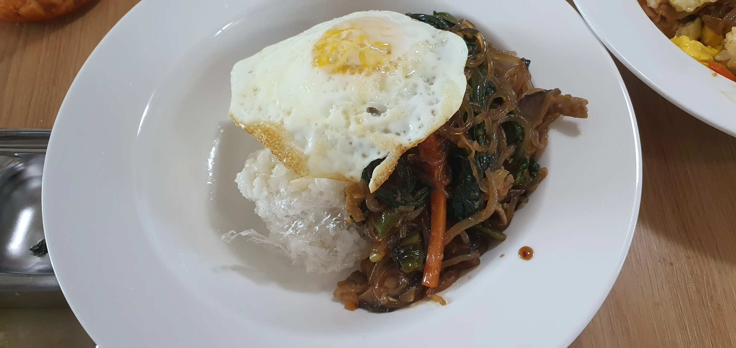 남은 잡채를 활용한 잡채밥 사진입니다.