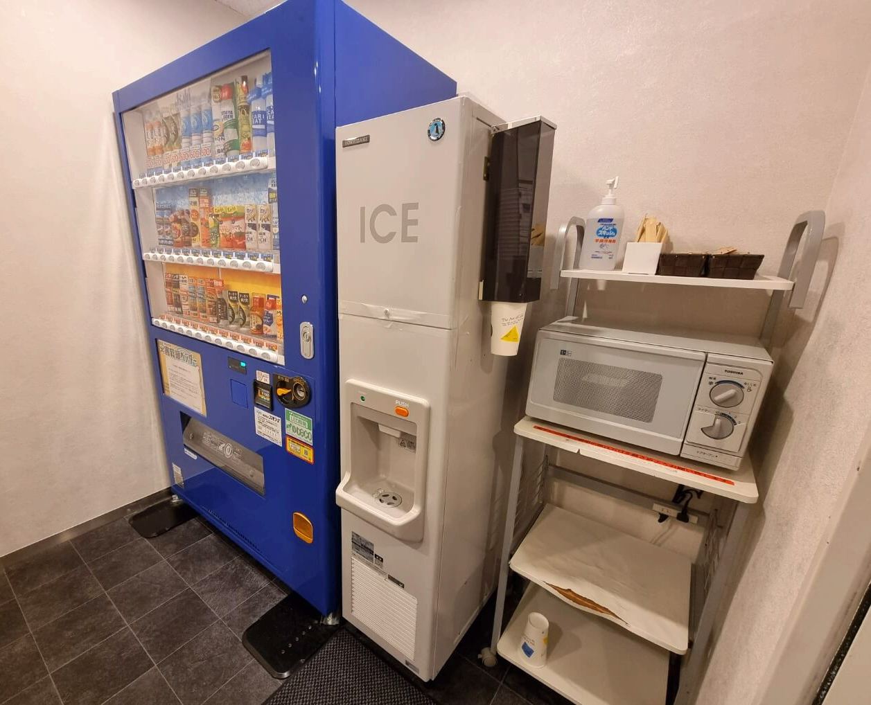 편의시설룸에-위치한-자판기-정수기-전자레인지