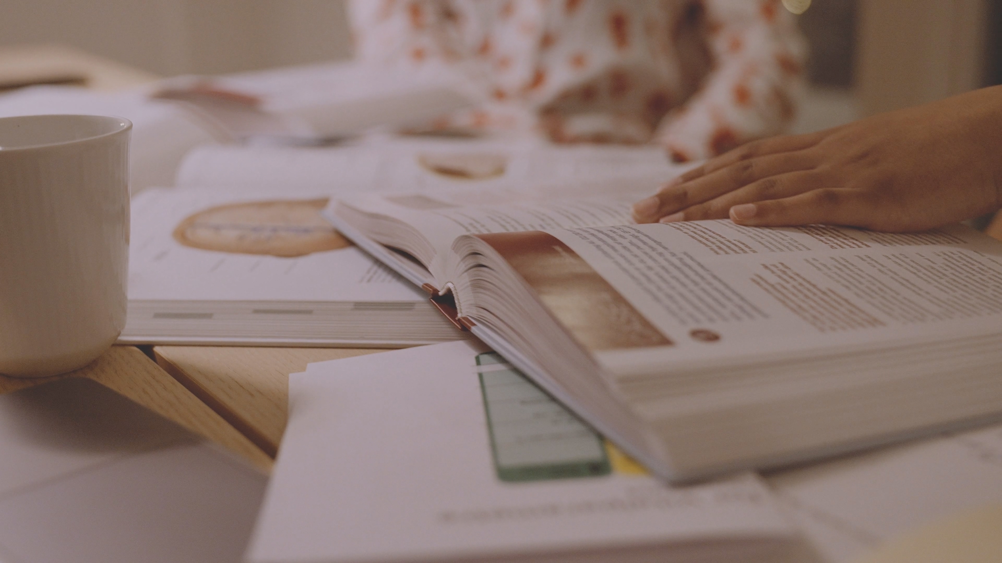 공기출 사이트 활용을 하여 열심히 공부중인 모습의 이미지