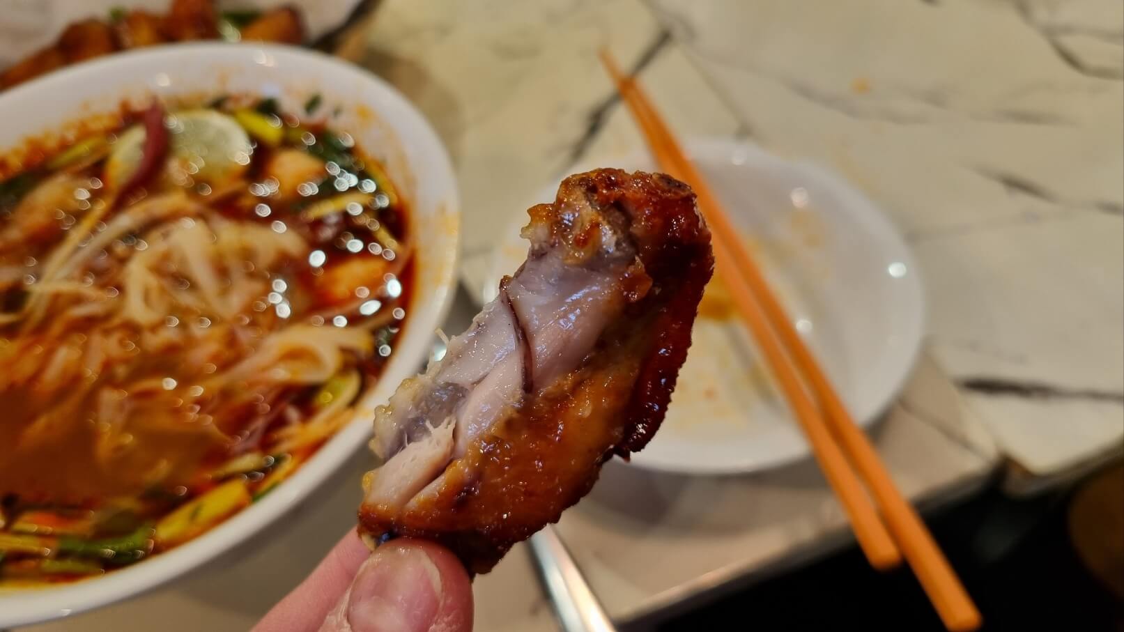 촙촙의-메뉴-버팔로스윙-먹는모습