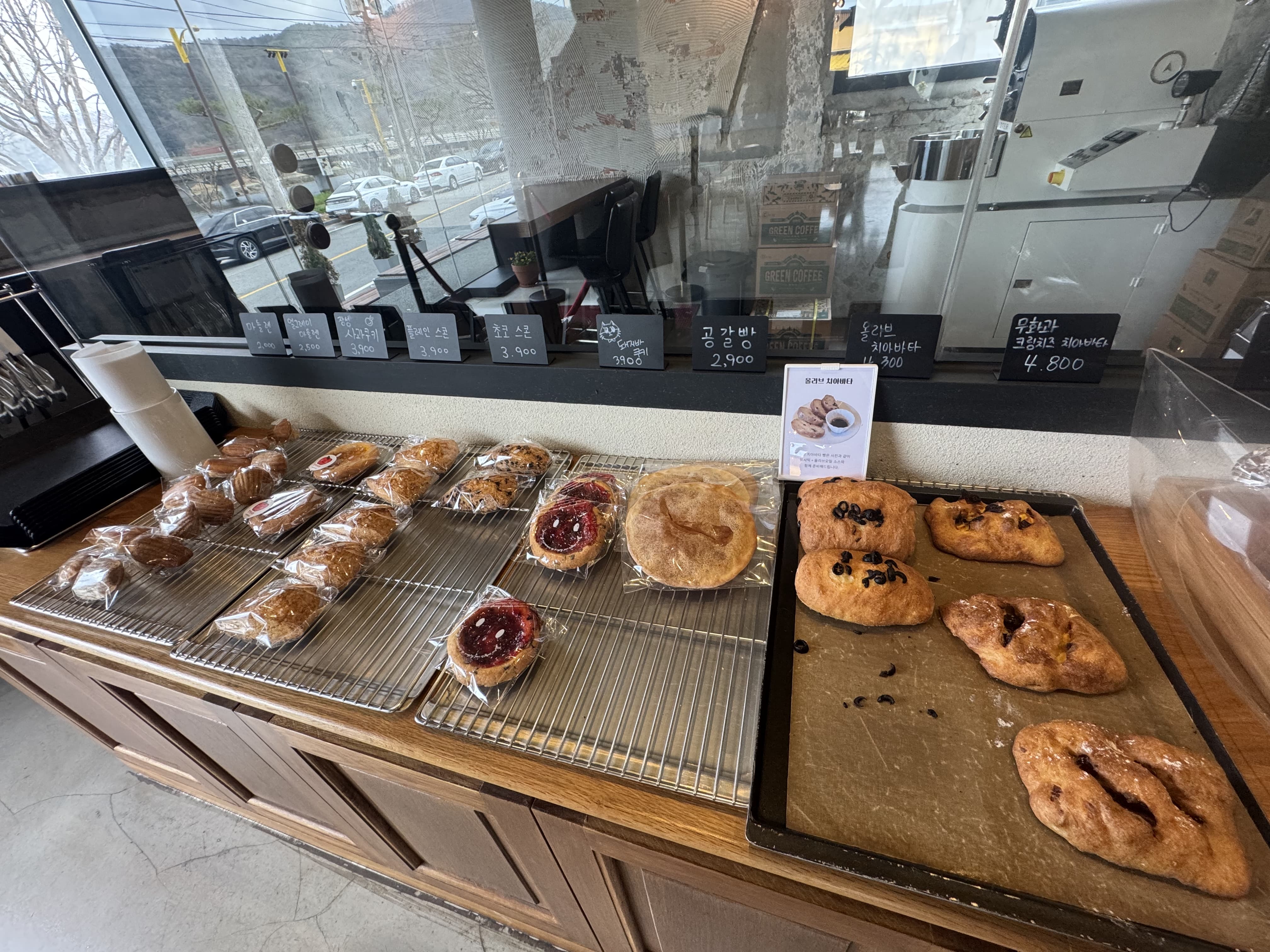 오피먼트 카페 여러가지 빵들
