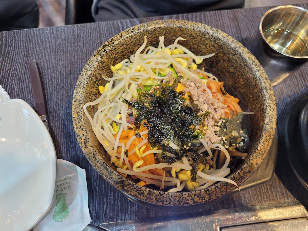 콩나물이 듬뿍 들어간 돌솥비빔밥