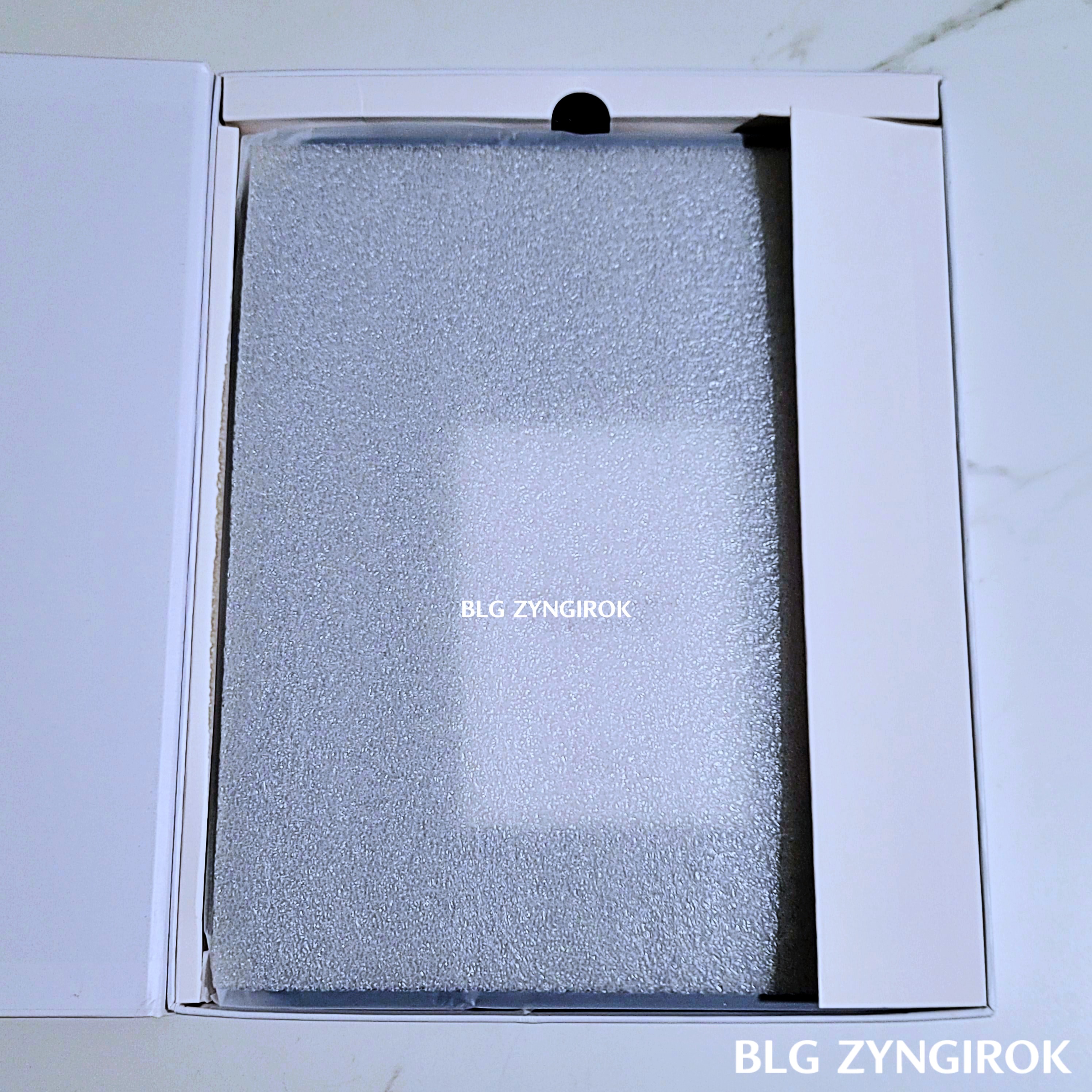 아이패드 키보드 케이스 상자를 연 모습이다. 케이스와 상자들이 들어있다.