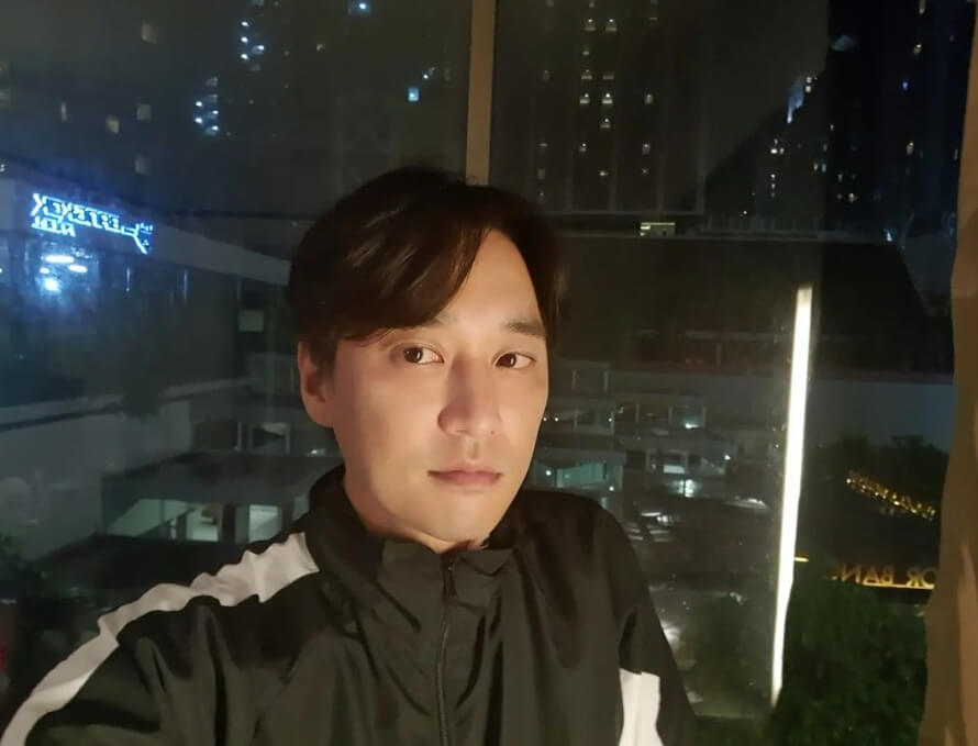 운동점퍼를입고있는-남성의모습