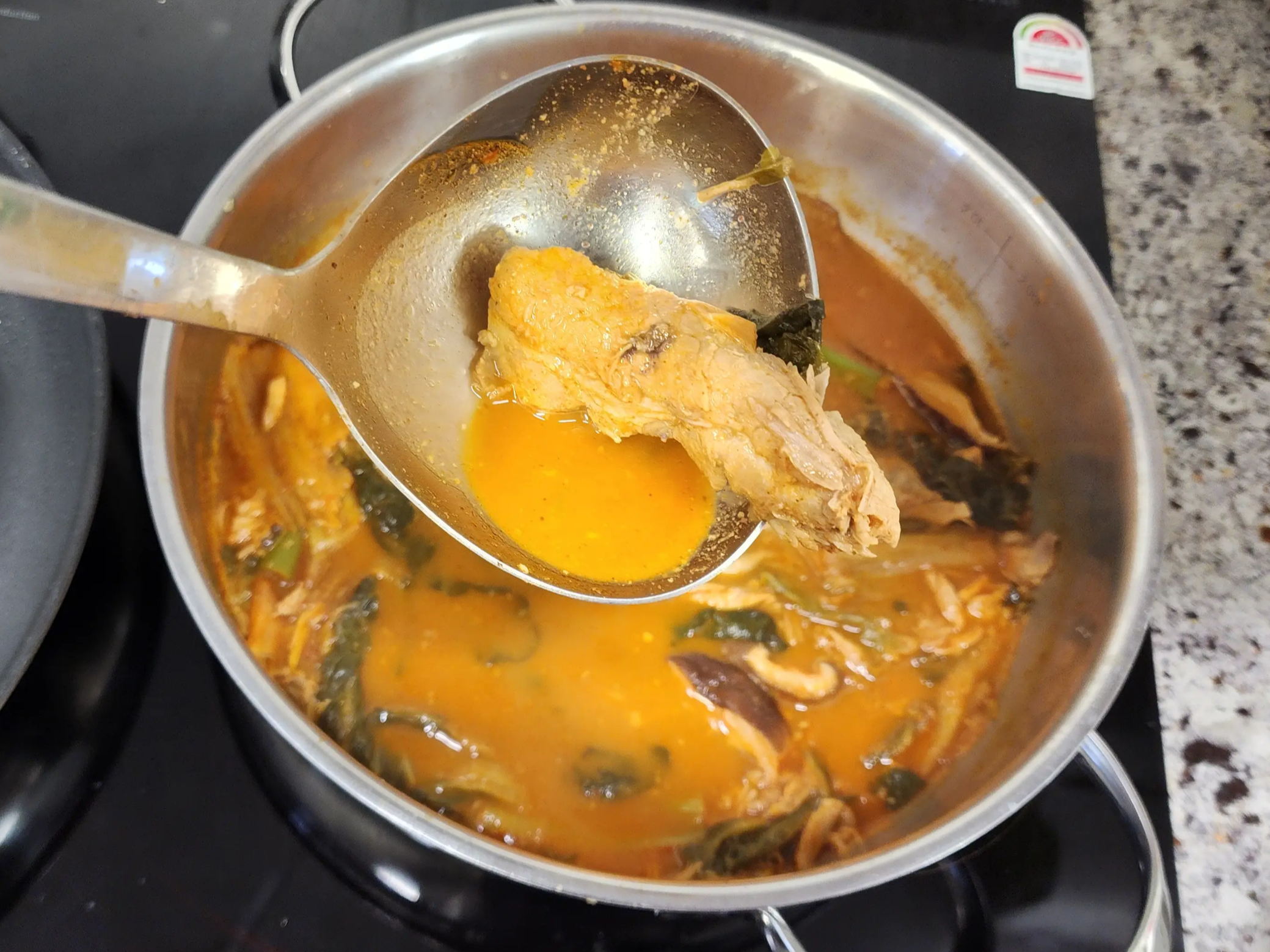 감자탕-고기를-국자로-들어올린-사진-01