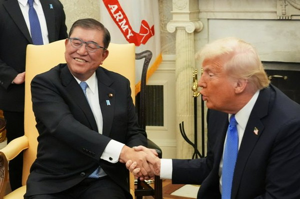 서로 악수를 나누는 미일 양국 정상의 모습