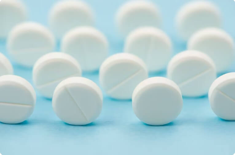 바닥에 놓여있는 알약