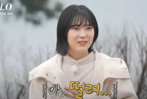 단발머리 흰색 니트 겉옷을 입고 말하는 중인 영장