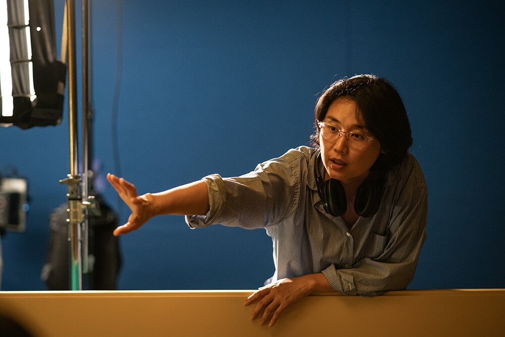 영화 더 킬러스 스틸컷 &ndash; 노덕 감독이 촬영 현장에서 배우의 감정선을 섬세하게 조율하는 모습