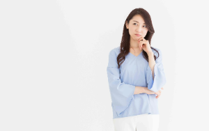 고민하는 여성