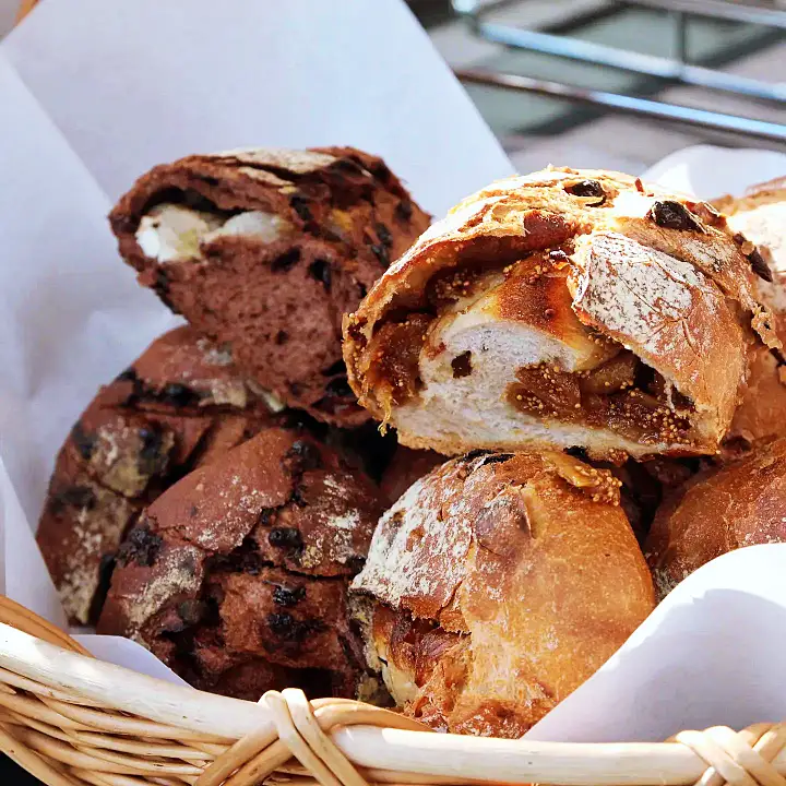  건강빵 노릇노릇 50가지 속편한 빵 베이커리 카페 서초 교대 맛집 추천