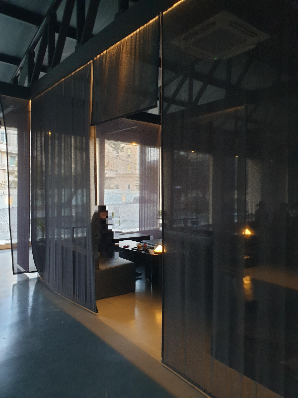 얇지만 블라인드로 구분해 놓아 프라이빗하게 느껴진다.