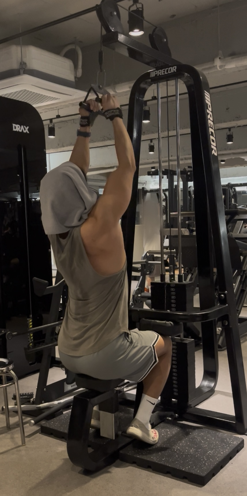 클로즈 그립 랫풀다운 준비자세